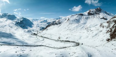 Julier Tiyatro Kulesi kışın Julier Geçidi 'nde. Graubuenden Kantonu, İsviçre.