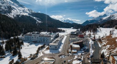 Dünyanın en ünlü kayak merkezi St. Moritz, Graubunden, İsviçre 'nin hava manzarası.