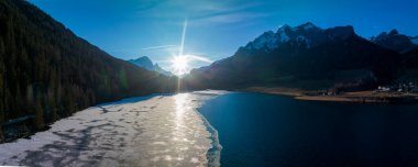 Göl kenarındaki ormanlı kayalık uçurumların havadan görünüşü. Dramatik ve resimli bir sahne. İsviçre Alpleri 'nde Bachalpsee, Grindelwald Vadisi, Bernese Oberland, Avrupa. Güzellik dünyası.