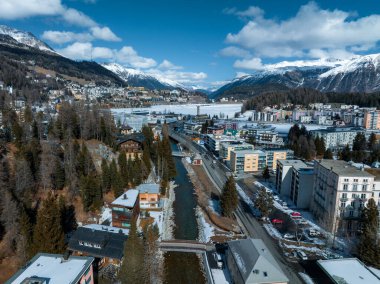 Dünyanın en ünlü kayak merkezi St. Moritz, Graubunden, İsviçre 'nin hava manzarası.
