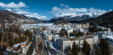Dünyanın en ünlü kayak merkezi St. Moritz, Graubunden, İsviçre 'nin hava manzarası.
