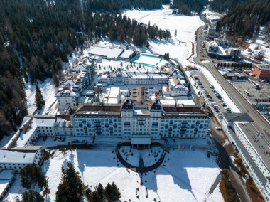 Dünyanın en ünlü kayak merkezi St. Moritz, Graubunden, İsviçre 'nin hava manzarası.