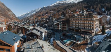 Fairmont Beau Site Palace Hotel İsviçre Riviera 'sında Zermatt' ın merkezinde beş yıldızlı lüks bir otel. Lüks otel konsepti.