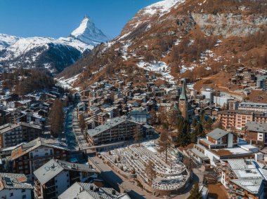 Sabah İsviçre 'de Zermatt Valley kasabası ve Matterhorn Tepesi' nin hava manzarası. Arabası olmayan ve dağlara çıkan elektrikli trenleri olan sihirli İsviçre kasabası..