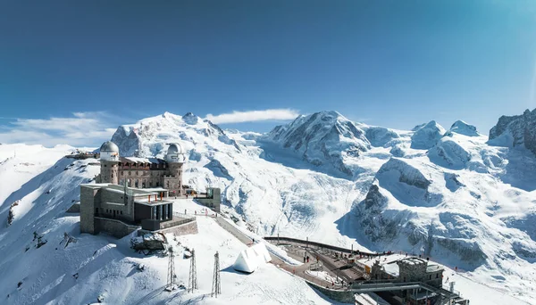 位于瑞士瓦莱州Zermatt的Matterhorn山或Cervino山背景的Gornergrat豪华酒店和天文观测台的空中全景 — 图库照片