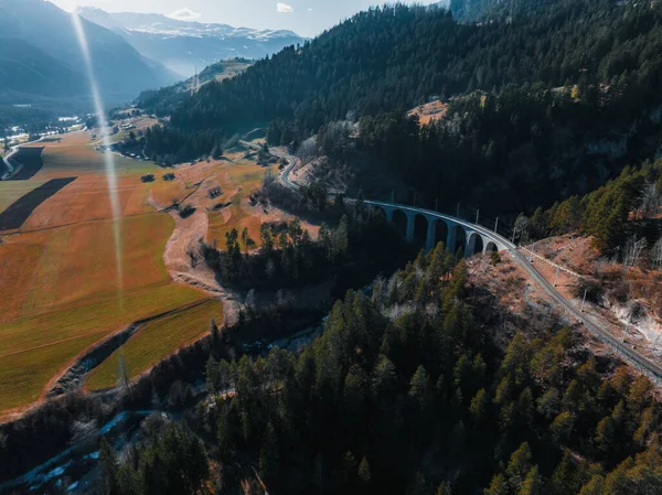 Légi Felvétel Vonat Áthaladó Híres Hegy Filisur Svájc Landwasser Viadukt — Stock Fotó