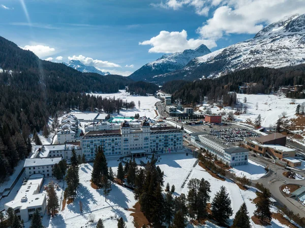 世界著名的滑雪胜地瑞士格劳本登圣莫里茨冬季空中景观 — 图库照片