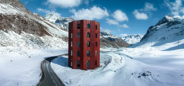 朱利叶剧场塔在朱利叶山口的冬季 瑞士格劳宾登州 — 图库照片
