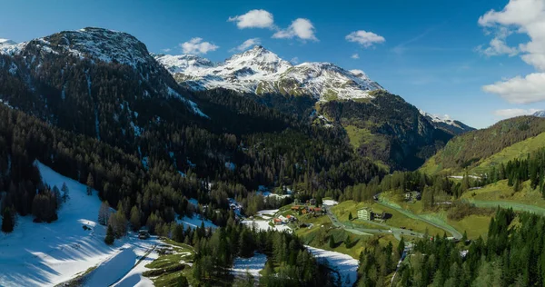 Idyllisch Voorjaarslandschap Alpen Met Frisse Groene Weiden Besneeuwde Bergtoppen Achtergrond — Stockfoto
