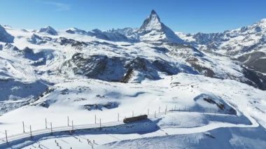 Ufuktaki Matterhorn zirvesi manzaralı güzel Zermatt kayak merkezi. Güzel İsviçre Alpleri.