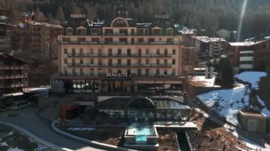 Fairmont Beau Site Palace Hotel İsviçre Riviera 'sında Zermatt' ın merkezinde beş yıldızlı lüks bir otel. Lüks otel konsepti.