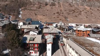 Sabah İsviçre 'de Zermatt Valley kasabası ve Matterhorn Tepesi' nin hava manzarası. Arabası olmayan ve dağlara çıkan elektrikli trenleri olan sihirli İsviçre kasabası..
