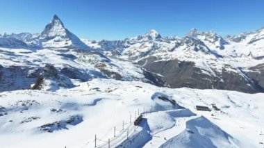 Ufuktaki Matterhorn zirvesi manzaralı güzel Zermatt kayak merkezi. Güzel İsviçre Alpleri.