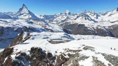 Ufuktaki Matterhorn zirvesi manzaralı güzel Zermatt kayak merkezi. Güzel İsviçre Alpleri.