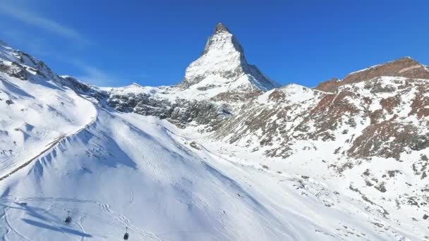 水平線のマッターホルン山頂を望む美しいツェルマットのスキーリゾート 美しいスイスアルプス — ストック動画