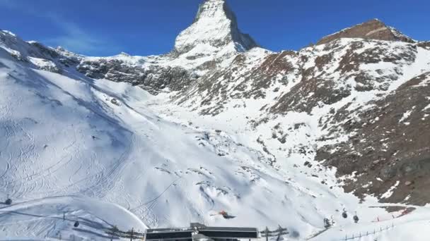 水平線のマッターホルン山頂を望む美しいツェルマットのスキーリゾート 美しいスイスアルプス — ストック動画