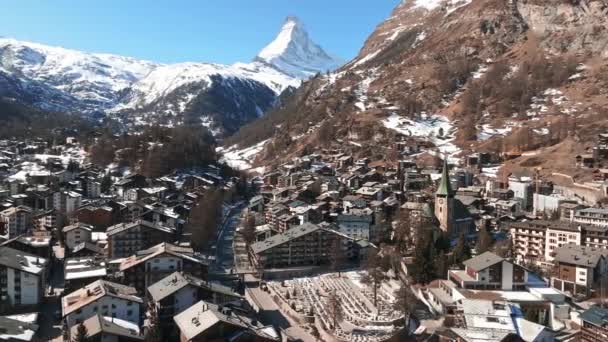 Αεροφωτογραφία Της Πόλης Zermatt Valley Και Matterhorn Peak Στο Παρασκήνιο — Αρχείο Βίντεο