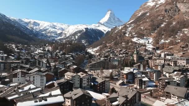 上午在瑞士的背景是Zermatt Valley镇和Matterhorn峰的空中景观 神奇的瑞士小镇 没有汽车和电动车爬山 — 图库视频影像