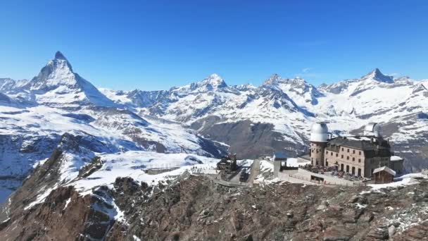 位于瑞士瓦莱州Zermatt的Matterhorn山或Cervino山背景的Gornergrat豪华酒店和天文观测台的空中全景 — 图库视频影像