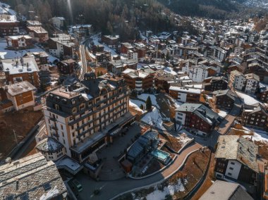 Fairmont Beau Site Palace Hotel İsviçre Riviera 'sında Zermatt' ın merkezinde beş yıldızlı lüks bir otel. Lüks otel konsepti.