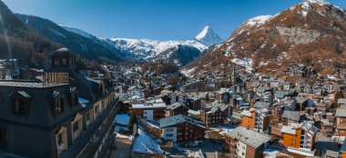 Sabah İsviçre 'de Zermatt Valley kasabası ve Matterhorn Tepesi' nin hava manzarası. Arabası olmayan ve dağlara çıkan elektrikli trenleri olan sihirli İsviçre kasabası..