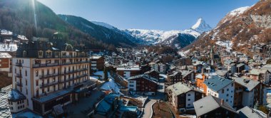 Fairmont Beau Site Palace Hotel İsviçre Riviera 'sında Zermatt' ın merkezinde beş yıldızlı lüks bir otel. Lüks otel konsepti.