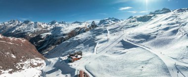 Ufuktaki Matterhorn zirvesi manzaralı güzel Zermatt kayak merkezi. Güzel İsviçre Alpleri.