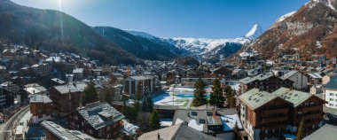 Sabah İsviçre 'de Zermatt Valley kasabası ve Matterhorn Tepesi' nin hava manzarası. Arabası olmayan ve dağlara çıkan elektrikli trenleri olan sihirli İsviçre kasabası..