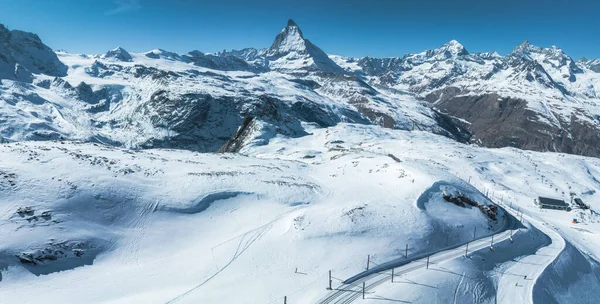 美丽的Zermatt滑雪度假胜地 可以看到地平线上的马特宏峰 美丽的瑞士阿尔卑斯山 — 图库照片