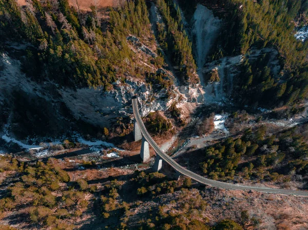 Flygfoto Berömda Berg Filisur Schweiz Landwasser Viaduct Världsarv Med Tåg — Stockfoto
