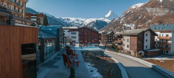 Outdoor Infinity Pool Mit Herrlichem Blick Auf Das Zermatter Matterhorn — Stockfoto