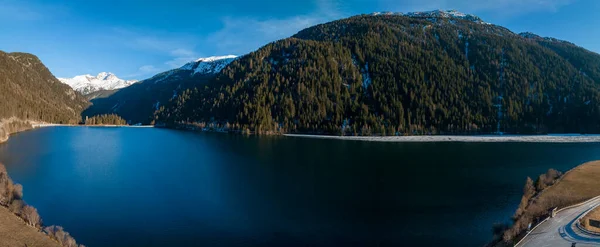 Vista Aérea Das Falésias Rochosas Neve Com Floresta Junto Lago — Fotografia de Stock