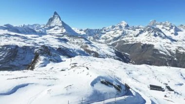 Ufuktaki Matterhorn zirvesi manzaralı güzel Zermatt kayak merkezi. Güzel İsviçre Alpleri.