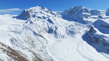 İsviçre 'deki Gorner Buzulu, Alplerdeki en büyük ikinci buzuldur. Buzulun güzel panoramik manzarası. Eko küresel ısınma.
