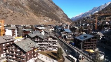 Sabah İsviçre 'de Zermatt Valley kasabası ve Matterhorn Tepesi' nin hava manzarası. Arabası olmayan ve dağlara çıkan elektrikli trenleri olan sihirli İsviçre kasabası..