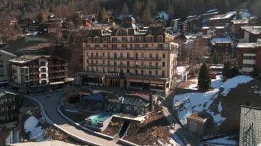 Fairmont Beau Site Palace Hotel İsviçre Riviera 'sında Zermatt' ın merkezinde beş yıldızlı lüks bir otel. Lüks otel konsepti.