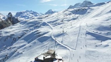 Matterhorn ya da Cervino Dağı, Zermatt, Valais, İsviçre, Avrupa 'da lüks otelin ve Gornergrat' taki astronomik gözlemevinin hava manzarası.