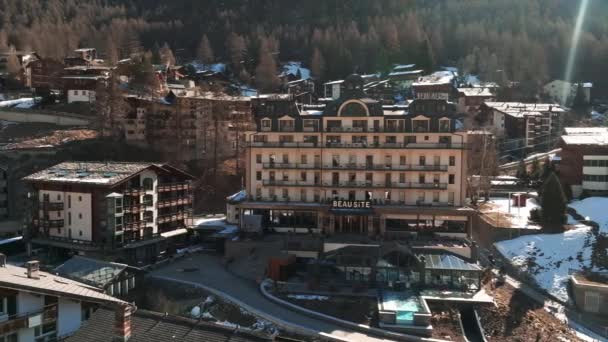 费尔蒙特堡故宫酒店 Fairmont Beau Site Palace Hotel 是瑞士里维拉的一家五星级豪华酒店 位于Zermatt市中心 豪华酒店的概念 — 图库视频影像