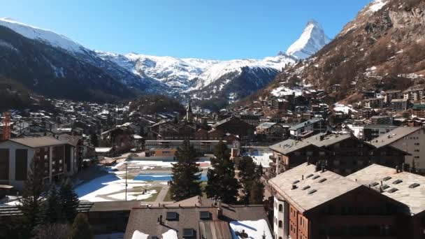 上午在瑞士的背景是Zermatt Valley镇和Matterhorn峰的空中景观 神奇的瑞士小镇 没有汽车和电动车爬山 — 图库视频影像