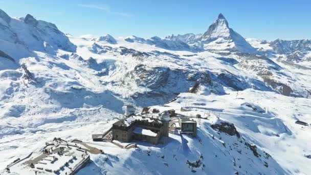位于瑞士瓦莱州Zermatt的Matterhorn山或Cervino山背景的Gornergrat豪华酒店和天文观测台的空中全景 — 图库视频影像
