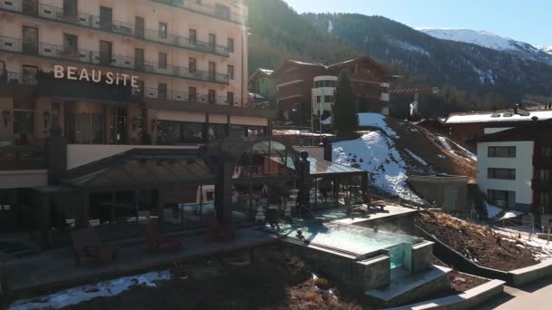 Piscina Infinita Livre Com Uma Vista Incrível Sobre Pico Zermatt — Vídeo de Stock