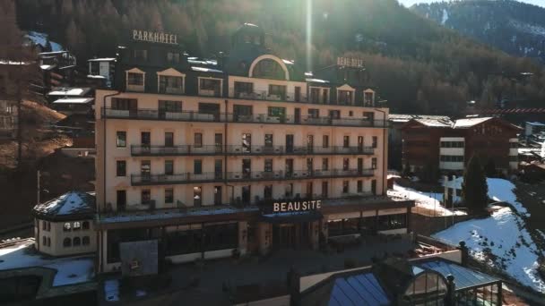 费尔蒙特堡故宫酒店 Fairmont Beau Site Palace Hotel 是瑞士里维拉的一家五星级豪华酒店 位于Zermatt市中心 豪华酒店的概念 — 图库视频影像