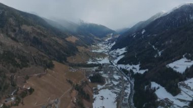 Bulutlu vadi, eğer Alp köyü ve Tyrol, İtalya 'daki kayak merkezi ise. Alplerdeki kayak merkezi kavramı.