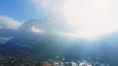 İsviçre 'nin Grindelwald, İsviçre köyü manzarası İsviçre Alpleri yakınlarındaki panorama manzarası, yeşil tarlalarda ahşap kiremitler ve arka planda yüksek zirveler, Bernese Oberland, Avrupa.