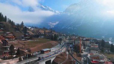 İsviçre 'nin Grindelwald, İsviçre köyü manzarası İsviçre Alpleri yakınlarındaki panorama manzarası, yeşil tarlalarda ahşap kiremitler ve arka planda yüksek zirveler, Bernese Oberland, Avrupa.