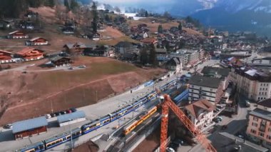 İsviçre 'nin Grindelwald, İsviçre köyü manzarası İsviçre Alpleri yakınlarındaki panorama manzarası, yeşil tarlalarda ahşap kiremitler ve arka planda yüksek zirveler, Bernese Oberland, Avrupa.