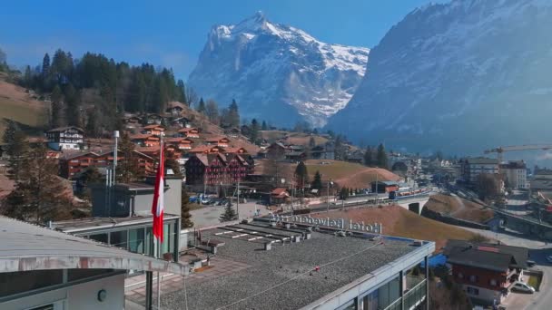 位于瑞士格林德沃德的豪华酒店的鸟瞰图 后面是美丽的山 — 图库视频影像