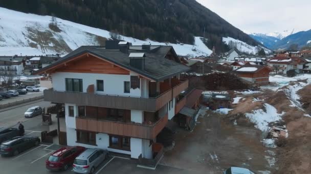 Typowy Drewniany Alpejski Dom Ozdobiony Kwiatami Środku Wsi Pochmurny Zimowy — Wideo stockowe