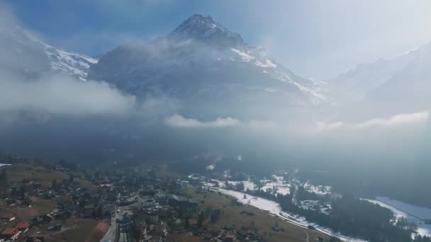 位于欧洲贝内塞奥伯兰的瑞士Grindelwald村的空中全景 靠近瑞士阿尔卑斯山全景 绿色田野上的木制小屋和高背景峰 — 图库视频影像