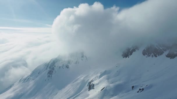 Alpenlandschap Met Toppen Bedekt Met Sneeuw Wolken Magische Wolken Toppen — Stockvideo